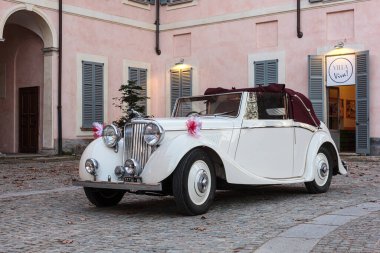 Milan, İtalya - 16 Mart 2024: Eski beyaz 1936 Standart Kırlangıç SS Jaguar Roadster Villa Litta avlusuna park etti. Yan görünüm