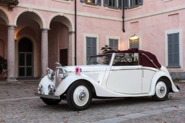 Milan, İtalya - 16 Mart 2024: Eski beyaz 1936 Standart Kırlangıç SS Jaguar Roadster Villa Litta avlusuna park etti. Yan görünüm