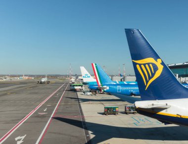 Roma, İtalya - 13 Ocak 2024: Ryan Air, Ita Airways ve Klm uçakları Fiumicino Uluslararası Havaalanı Leonardo da Vinci 'ye kenetlendi