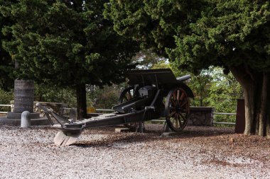 Monte San Michele 'de ölenler anıtı yakınındaki top mermisi anıtı, İtalya' nın Cima Tre kenti yakınlarındaki 1. Dünya Savaşı 'nın açık hava müzesine dönüştü.