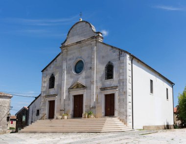 Hırvatistan 'ın Istria kentindeki St. George Katedrali, Oprtalj dağ köyü manzarası