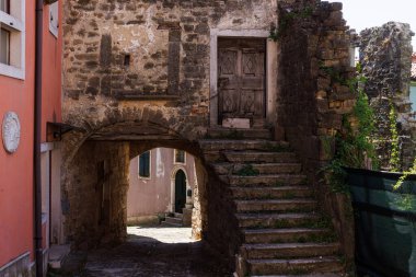 Eski bir kasabanın kalıntıları, Oprtalj, Istria, Hırvatistan 'ın kemer ve merdivenleri