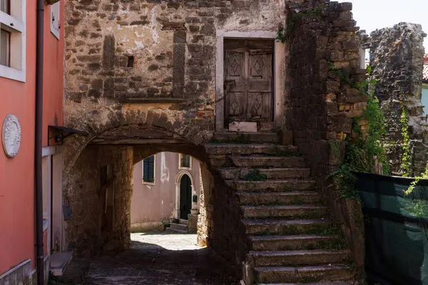 Eski bir kasabanın kalıntıları, Oprtalj, Istria, Hırvatistan 'ın kemer ve merdivenleri