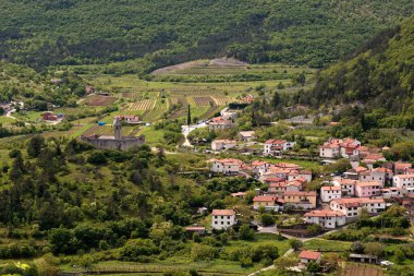 Slovenya 'daki eski Gotik kale kilisesi ile Hrastovlje' nin Karst köyünün hava manzarası