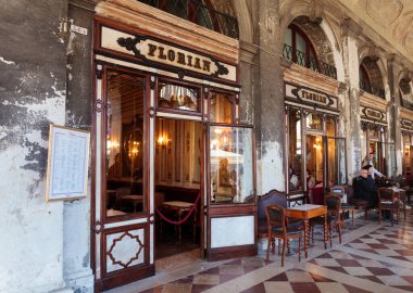 Venedik, İtalya - 19 Nisan 2024: Cafe Florian Piazza San Marco, Venedik, İtalya 'daki Procuratie Nuove' da yer aldı. 1720 yılında kurulmuş ve dünyanın en eskisidir..