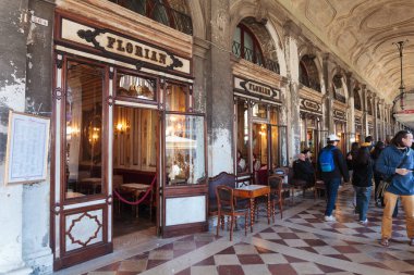 Venedik, İtalya - 19 Nisan 2024: Cafe Florian Piazza San Marco, Venedik, İtalya 'daki Procuratie Nuove' da yer aldı. 1720 yılında kurulmuş ve dünyanın en eskisidir..