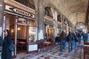 Venedik, İtalya - 19 Nisan 2024: Cafe Florian Piazza San Marco, Venedik, İtalya 'daki Procuratie Nuove' da yer aldı. 1720 yılında kurulmuş ve dünyanın en eskisidir..