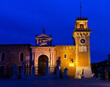 Giriş portalı ve kapısının günbatımı görüntüsü Ingresso all 'Acqua of the Arsenal, tipik Rönesans, Venedik, Veneto, İtalya