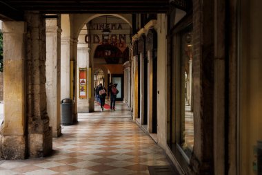 Vicenza, İtalya - 13 Eylül 2024: Corso Andrea Palladio 'daki tipik veranda