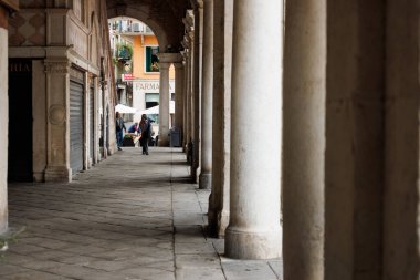Vicenza, İtalya - 13 Eylül 2024: Şehir merkezindeki ünlü Vicenza sütunları, Palladiana Bazilikası 'nın açık galerisi