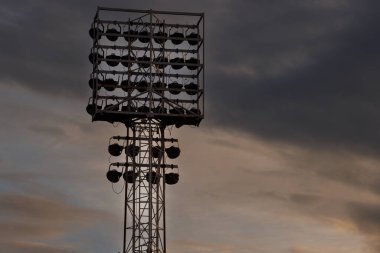 Akşam karanlığında spor stadyumu ışıkları, Vicenza