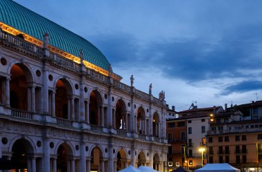 Vicenza şehrindeki Piazza dei Signori 'deki Bazilika Palladiana' nın günbatımı manzarası. Bina 15. yüzyılda inşa edildi.