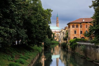 Muhteşem Rönesans Bazilikası Palladiana, Retrone nehrindeki Furo köprüsünden görüldü, Vicenza. İtalya