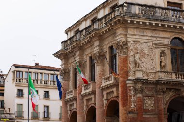 Palazzo del Capitaniato, diğer adıyla Loggia del Capitaniato veya Loggia Bernarda, Vicenza 'daki Piazza dei Signori' ye bakan Andrea Palladio 'nun sarayı. İtalya, Dünya Mirası Bölgesi