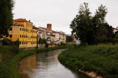 Nehirden Torre del Girone manzarası, Vicenza. İtalya