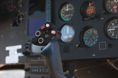 Helikopteri kontrol etmek için joystick. I-ULYA helikopterinde uçuş kontrol elemanları ve çok işlevli görüntülere sahip uçuş güvertesi