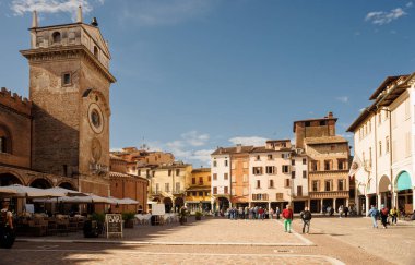 Mantova, İtalya - 15 Eylül 2024: Tarihi sarayları ve kilisesi olan Piazza delle Erbe 'deki saat kulesi