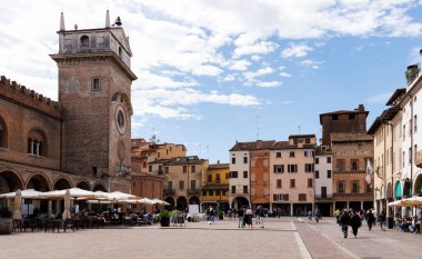 Mantova, İtalya - 15 Eylül 2024: Tarihi sarayları ve kilisesi olan Piazza delle Erbe 'deki saat kulesi