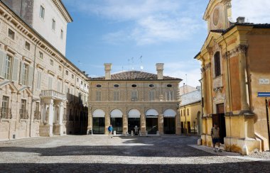 Mantova, İtalya - 15 Eylül 2024: Mantua 'daki Piazza Matilde di Canossa, tarihi kilise ve saray manzaralı meydan mimarisi