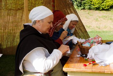 Mantova, İtalya - 15 Eylül 2024: Tarihi yeniden canlandırma sırasında ortaçağ giysileri giyen kadınlar