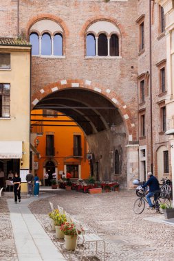 Mantova, İtalya - 15 Eylül 2024: Piazza Broletto, Mantua 'daki Lattonai Altgeçidi Kemeri