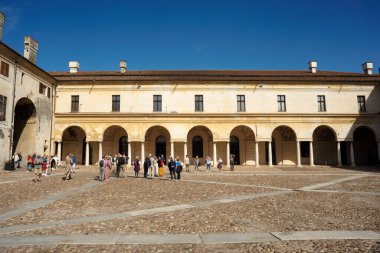 Mantova, İtalya - 15 Eylül 2024: Ducal Palace Castello Meydanı. Şehrin en önemli tarihi binalarından biri..