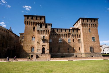 Mantova, İtalya - 15 Eylül 2024: Ortaçağ kalesi, Gonzaga Saint George kalesi, İtalya, Mantua