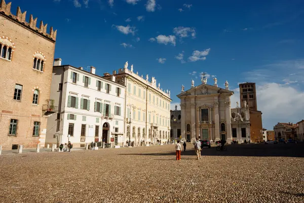 Mantova, İtalya - 15 Eylül 2024: Mantova 'da San Pietro Apostolo' nun arka plan katedralinde Mantua olarak adlandırılan Piazza Sordello 'nun görüntüsü