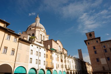 İtalya, Piazza delle Erbe 'den tarihi Mantova manzaralı Sant' Andrea Bazilikası 'nın kubbesi.