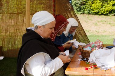 Mantova, İtalya - 15 Eylül 2024: Tarihi yeniden canlandırma sırasında ortaçağ giysileri giyen kadınlar