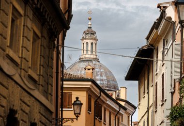 İtalya 'nın tarihi Mantova kentindeki Sant' Andrea Bazilikası 'nın kubbesi.