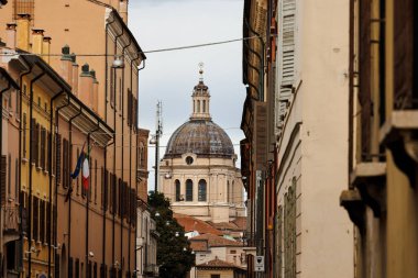 İtalya 'nın tarihi Mantova kentindeki Sant' Andrea Bazilikası 'nın kubbesi.