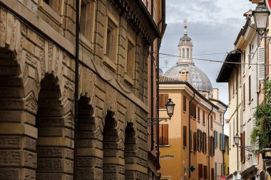 İtalya 'nın tarihi Mantova kentindeki Sant' Andrea Bazilikası 'nın kubbesi.