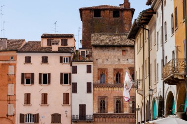 Ticaret evi, İtalyanca Casa del Mercante, 1455 'te inşa edilmiş. Gotik ve Rönesans mimarisi örneği.