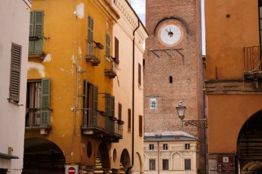İtalya 'nın büyüleyici kaldırım taşları caddeleri İtalya' nın Mantua şehrinin tarihi merkezinde bulunan belediye kulesinin manzarası.