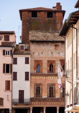 Ticaret evi, İtalyanca Casa del Mercante, 1455 'te inşa edilmiş. Gotik ve Rönesans mimarisi örneği.