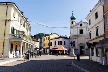 Cormons, Italy- 21 Eylül 2024: İtalya 'nın Cormons kentinde, Roma İmparatoru I. Maximilian' a ait bronz anıtla birlikte Rosa Mistica 'nın mabedi olarak da bilinen Santa Caterina Kilisesi' nin manzarası