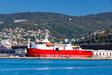 Trieste, İtalya - 27 Eylül 2024: Laura Bassi, eski Kutup Kraliçesi ve RRS Ernest Shackleton, Trieste limanına yanaşan buz kırıcı araştırma gemisi