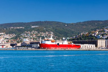 Trieste, İtalya - 27 Eylül 2024: Laura Bassi, eski Kutup Kraliçesi ve RRS Ernest Shackleton, Trieste limanına yanaşan buz kırıcı araştırma gemisi