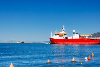Trieste, İtalya - 27 Eylül 2024: Laura Bassi, eski Kutup Kraliçesi ve RRS Ernest Shackleton, Trieste limanına yanaşan buz kırıcı araştırma gemisi