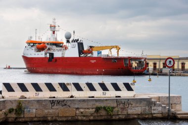 Trieste, İtalya - 27 Eylül 2024: Laura Bassi, eski Kutup Kraliçesi ve RRS Ernest Shackleton, Trieste limanına yanaşan buz kırıcı araştırma gemisi