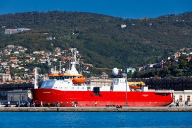 Trieste, İtalya - 27 Eylül 2024: Laura Bassi, eski Kutup Kraliçesi ve RRS Ernest Shackleton, Trieste limanına yanaşan buz kırıcı araştırma gemisi