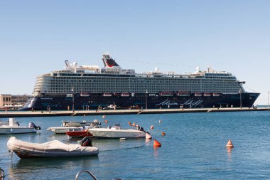 Trieste, İtalya - 29 Eylül 2024: Seyahat gemisi Mein Schiff 6, Trieste 'de demirli, yakınlardaki küçük teknelerin üzerinde, büyük boyutlarını vurgulayarak,.