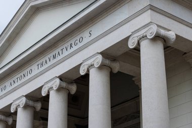 Sant Antonio Taumaturgo, İtalya 'nın Trieste kentindeki Kanal Grande yakınlarındaki Piazza Sant' Antonio Nuovo turizm merkezindeki Katolik kilisesinin girişine yakından bakın.