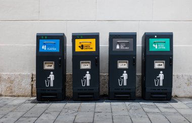 Plastik, kağıt, geri dönüşümsüz atık, cam ve teneke kutular için dört akıllı çöp kutusu bir şehir caddesine yerleştirilerek, verimli atık ayrımı ve kentsel sürdürülebilirliği teşvik ediyor