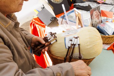 İşçi kadın çalışıyor, Bobbin dantel yapıyor.