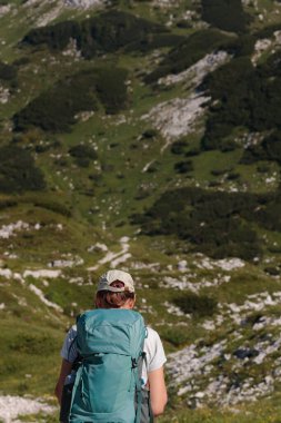 Yaz sabahının erken saatlerinde dağcı yürüyüşü, Triglav Ulusal Parkı, Slovenya