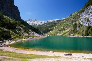 Yüksek dağlardaki Alp Gölü, Krnsko jezero, Slovenya
