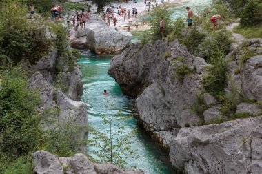 Lepena, Slovenya - 17 Temmuz 2024: Slovenya Velika korita 'daki Soca Gorge, Soca Nehri. Lepena Vadisi, Julian Alps, Bovec Belediyesi, Slovenya, Avrupa