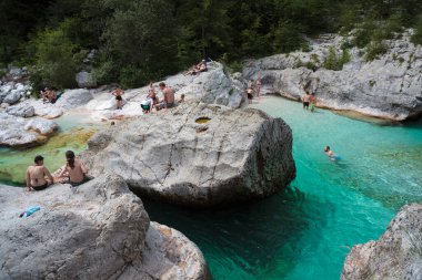 Lepena, Slovenya - 17 Temmuz 2024: Slovenya Velika korita 'daki Soca Gorge, Soca Nehri. Lepena Vadisi, Julian Alps, Bovec Belediyesi, Slovenya, Avrupa